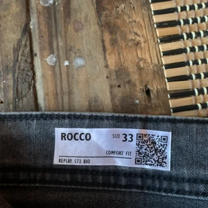 Replay jeans Stlk 33 köpta på NK - Köpte ett par Replay byxor på NK som jag tyckte såg bra it i butik men som satt lite dåligt när jag kom hem och såklart dum som jag är drog jag av lappen och slängde kvittot😂säljer dom nu för 200 kr mindre än vad jag köpte dem för. 