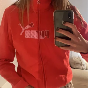 Puma tröja  - Säljer min rosa puma tröja. Den är köpt secondhand och är i ett fint skick. Den är i barnstorleken XL som motsvarar ca XS i dam. Köpare står för frakt.💕💗