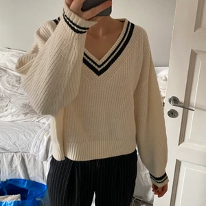 Stickad tröja - Säljer denna helt oanvända tröja från hm i storlek L. Köpte i L för att den inte skulle vara croppad, är själv vanligtvis en S och den sitter bra på mig.