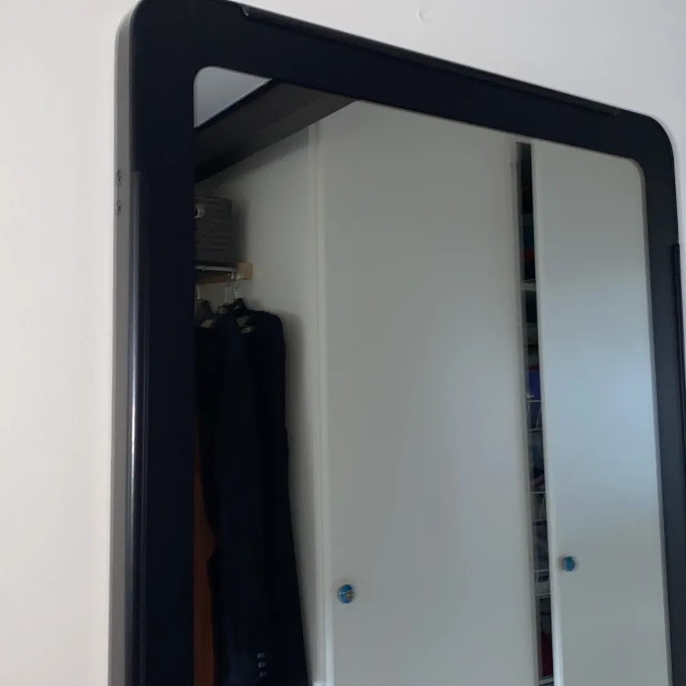 En svart helt ny Ikea spegel, intresserad av mått skriv till mig. Pris kan diskuteras vid seriös konsument. Säljs på grund av renovering.. Övrigt.