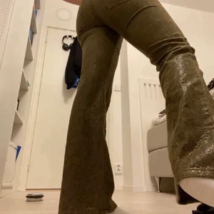 Midwaist bootcut byxor  - Inte mina bilder! Köpte på Plick men var TYVÄRR långa på mig som är 162cm. Gröna bootcutbyxor i storlek 36/38, ett lite skimmrigt mönster som gör att brallorna funkar vardag såväl som fest. De är stretchiga så de sitter inte åt obekvämt! 