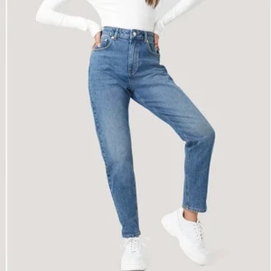 Mom jeans  - Bara använda 2 gånger, i storlek 36. Köpta för ca 420kr men säljer för 150kr då jag inte använder de längre. Samma modell som andra jeans jag säljare, fast i mörkare blå. Skriv för fler bilder💕