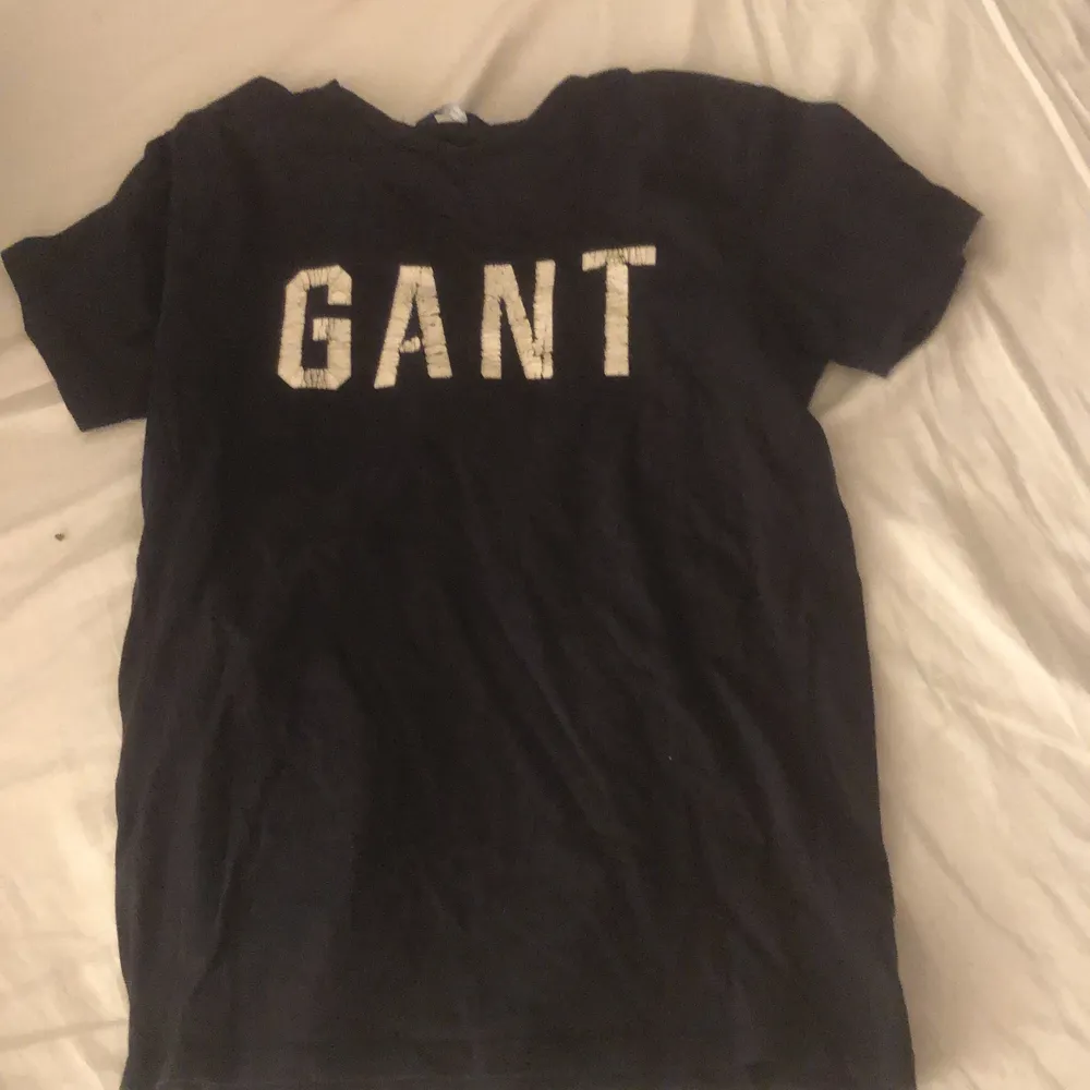 Blå Gant t-shirt, bokstäverna har gått sönder lite. T-shirts.
