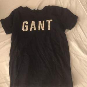 Blå Gant t-shirt, bokstäverna har gått sönder lite