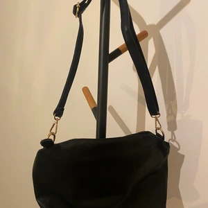 Michael Kors väska - Superfin rymlig väska, aldrig använd! Vid frakt betalar köparen frakter!