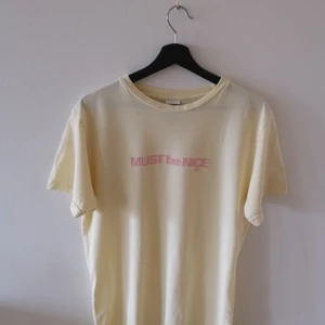 Rip n Dip Must Be Nice yellow T-Shirt - Storlek Medium, använd men fortfarande i bra skick!