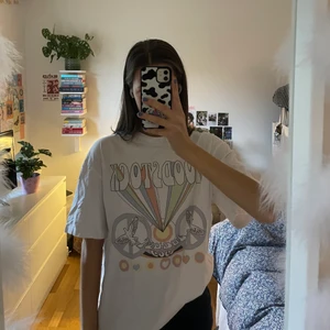 t-shirt med tryck - säljer denna oversized vita t-shirten med världens snyggaste tryck på! den är köpt i år och har tyvärr inte fått mycket användning, nypris är 299kr. köparen står för frakten💕