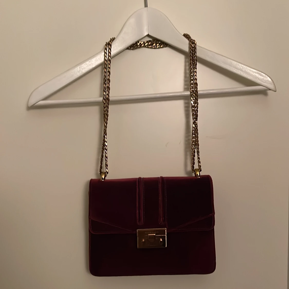 Charles & Keith sammet handväska - 90