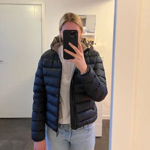 Colmar Jacka - Säljer nu min (äkta) Colmar jacka som jag köpte för ngr år sedan. Använt sparsamt men är i fint skick! I jackan står det storlek 46, men skulle säga att den är en S/M. Jag är en M och är ca. 169 cm lång💓 Buda från 800kr! För fler bilder, skriv privat☺️ köper står för frakten💫