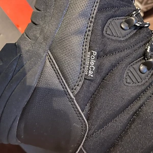 Snow boots Vattentäta - Varma vinterkängor från Pole Cat med högt skaft, vattentäta, fleecefodrade och perfekta i snön. Rejäl sula med bra grepp och samtidigt väldigt lätta. Dragkeja på sidan och snörning för att justera passform. Enkla att komma i och ur. I princip nya, använda 2 gånger och säljer då de blev aldeles för snabbt urvuxna. Hoppas de kan funka för någon annan. Nypris ca 1000kr