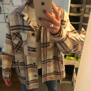 Rutig Skjortjacka - Hej! Säljer min fina skjort jacka från zara❤️Den är i mycket bra skick och är bara använd några få gånger! Skriv privat för frågor eller om du är intresserad