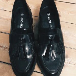 Chunky loafers - Svarta Chunky loafers från Monki. Storlek 39 - true to size. Använda ett fåtal ggr och i bra skick. Ganska tunga därav den dyra frakten. 