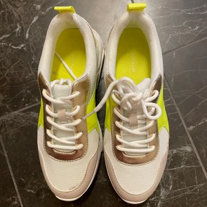 Snygga skor  - Använd 2-3 gånger så nästan som ny 