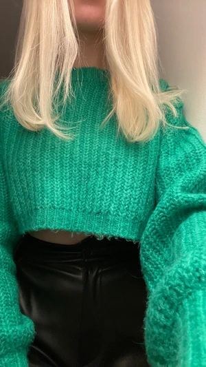 Grön stickad tröja - Grön stickad tröja från zara i strl xs-s. Lite stickig fast inget man tänker på när man har på sig den. Använd fåtal gånger☺️