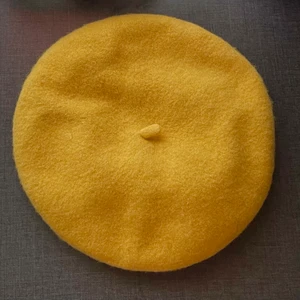 Gul basker i ylle! - Jättefin basker från Monki som köptes för ca två år sedan. Lite använd men ser så gott som ny ut :) passar ca 50-57cm huvudomkrets