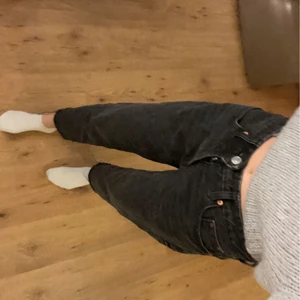 Svarta urtvättade zara jeans - Säljer dessa svarta urtvättade jeans köpta på zara, dom är något kortare än andra jeans i bena och har slitningar längst ner , dom är i storlek 36. ❗️❗️Rekommenderar inte att man köper om man är allergisk mot hundar eller katter då jag har det hemma❗️❗️  säljer för 50kr + frakt (66kr spårbart) om du vill köpa eller har frågor är det bara att höra av sig på dm 