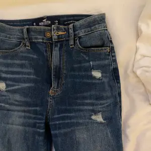 Jeans från hollister med hål i, storlek W24 & L30 💕