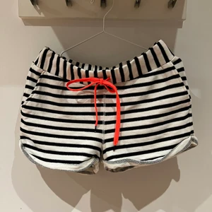 Mjukis shorts  - Mjukis shorts i strl s, passar m med. Silvriga ränder som inte syns så bra på bilderna. Frakt priset baseras på vikten!