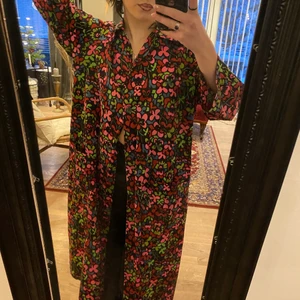 Blommig klänning/blus - Blommig klänning som är köpt på myrorna, skulle säga att den passar xs/s/m. 