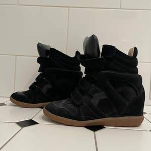 Trendiga svarta äkta Isabel Marant Bekett-sneakers i storlek 38. Nästintill nyskick då de är använda max 3 ggr, köpta på Plick (se sista bilden). Förra ägaren köpte de på NK i sthlm för ca 4400kr!💄