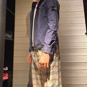 Stone island overshirt  - Storlek Medium sitter bra på mig som är 180, väldigt fräsch och stilren! 