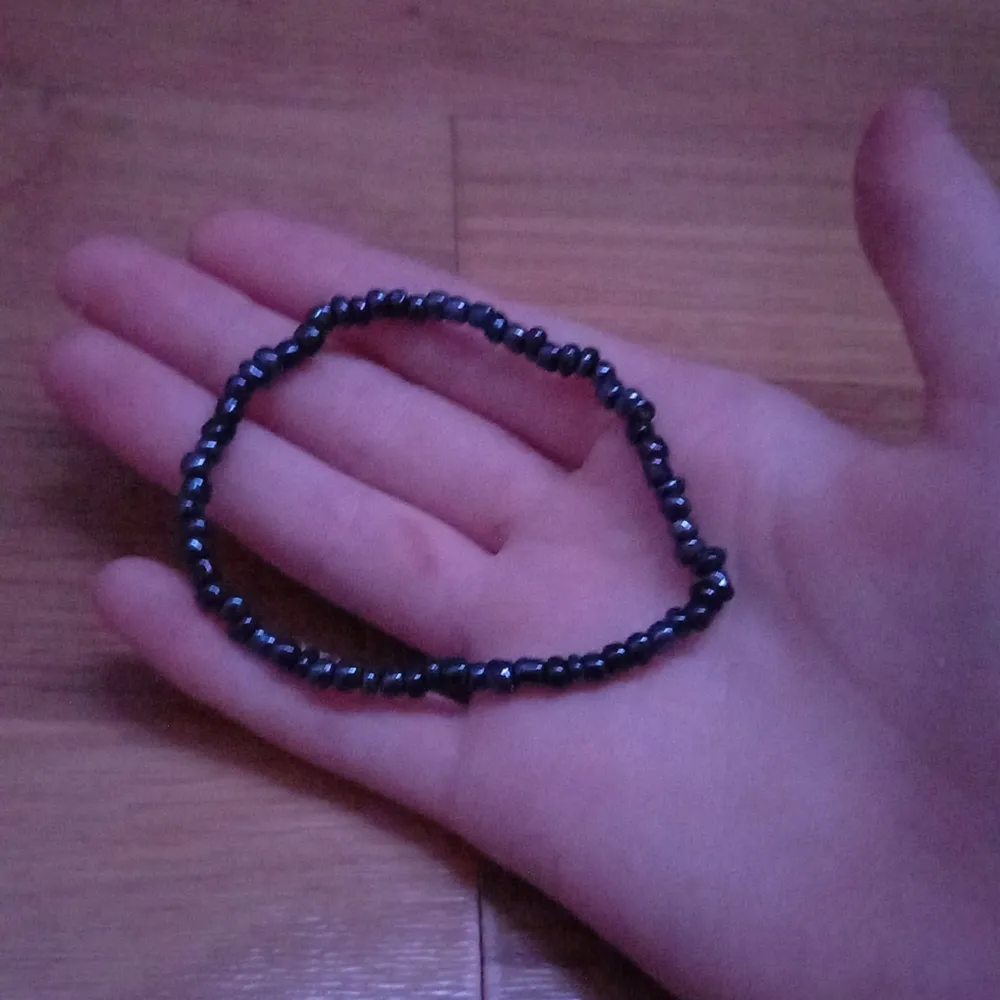 Ett mörkblått armband med pärlor på! Gillar den verkligen men den är för stor! Nästan aldrig använt!. Accessoarer.
