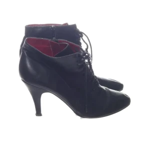 Klackskor - Snörade svarta klackar med röd insida, jättefina på! Ca 5,6 cm höga skulle jag säga! Säljer pga att jag har massor med andra skor och använder dessa minst!🤗🥰 160 + frakt, 66kr❤️ Storlek 39