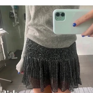 Glittrig kjol - Intressekoll på min glittriga kjol ifrån zara, säljer endast vid bra bud. Använd 1 gång. Xs men passar mig som brukar ha s/m