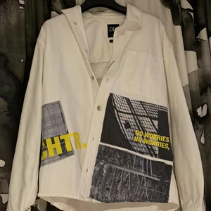 Zara jacka - Oanvänd jeans jacka från zara i storlek S. Du står för frakt 