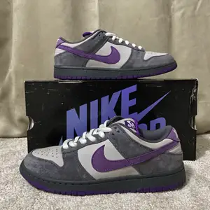 Pre owned Nike SB dunk ”purple pigeon”. Denna sko syns sällan till, framförallt i detta skick. Släppta 2006 och har aldrig restockat. All og finns.