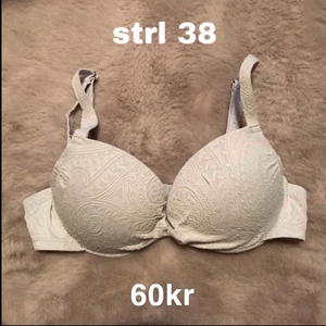 bikiniöverdel - fint skick strl S!, pris är diskuterbart! frakt tillkommer :) skriv 