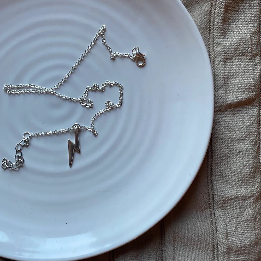 Ida Necklace! Ett superfint silver halsband med en blixt berlock! Väldigt lätt att matcha med andra smycken! Ett. Utav mina favorit smycken!💓 50kr- fri frakt. Accessoarer.