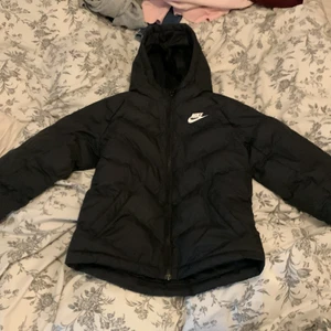 400kr storlek M i barn - Jag säljer en vinter jacka från Nike i topp skick för 400kr plus frakt.. normal pris 850kr