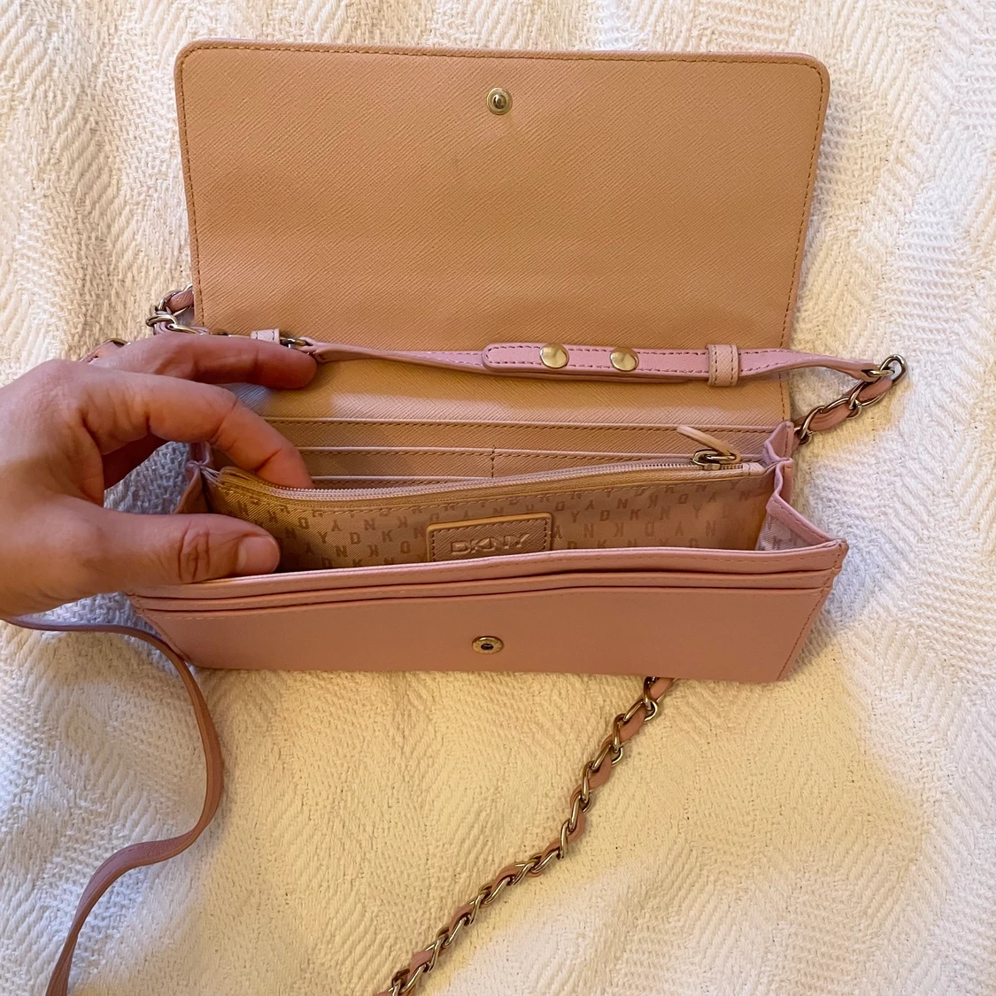 DKNY axelremsväska - 90