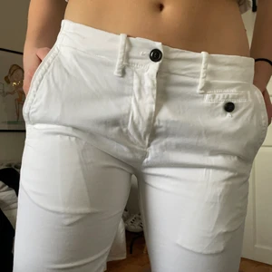 Lågmidjade jeans - Lågmidjade långa vita jeans från Zara herr som inte alls är genomskinliga (köpta second hand). Byxorna är i storlek EUR 38, USA 30 och är långa på mig som är 170 cm lång. Säljer då jag vill att dom sitter lite större. Jag bär vanligtvis 36 och 27 i jeans. Passar flera beroende på vilken fit du önskar. 