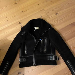 Zara jacka - Biker jacka ifrån zara, storlek M. Den är varm och funkar fint som övergångs och även mildare-vinter-jacka. Använd en del men fortfarande i fint skick. Etiketten vid nacken har dock fallit av, därav priset! Skriv vid frågor eller för fler bilder! Köpare står för frakt ❄️