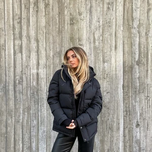 Helt ny jacka  - Helt ny och oanvänd jacka från Snoot! 4000kr nypris! Jag säljer den för endast 1100kr 💜