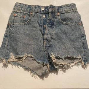 Jeans shorts - Perfekta shorts till sommaren. Dem påminner om levis shortsen men dem ör ifrån zara och säljer nu pågrund av att dem är för små