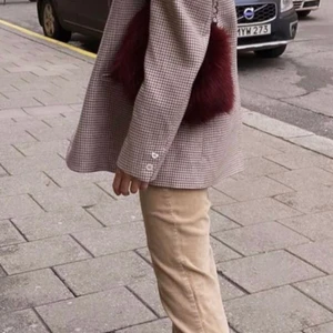 Beiga Manchester byxor - Säljer mina älskade Manchester byxor! Lite stora i midjan på mig men skulle säga att de är i strl M! Köpta vintage