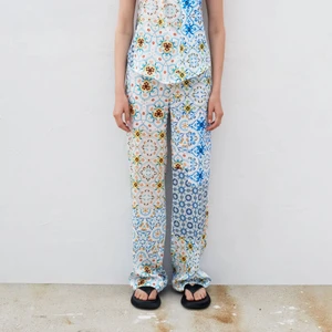 Mönstrade byxor från Zara - Snygga luftiga byxor från Zara, passar perfekt till sommaren! Storlek M men passar även S då dem är små i storleken. Säljer även matchande topp (bilder finns i en annan annons i min profil). Endast byxorna: 250 kr, endast toppen: 180 kr. Toppen och byxorna tillsammans: 400 kr. Kontakta mig för fler bilder!🌟