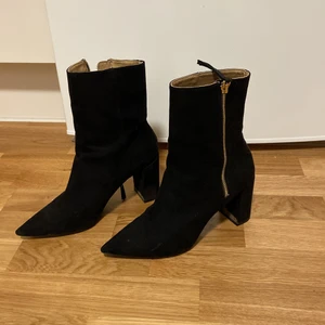 Svarta Klackar  - Säljer min skor klackar på ungefär 10 cm väldigt fräscha ser inte andvända ut.  Svart med guld kedja  Storlek 38 