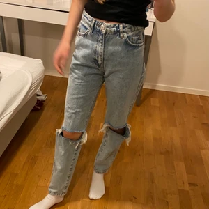 Jeans från Ginatricot storlek 32  - Hej! Jag säljer mina blå jeans från Ginatricot, original priset är 600 kr men jag säljer de för 350 kr och frakt kostar inte. Storlek är 32, om ni är intresserade kan jag skicka mer bilder på dom, skriv till mig om ni är intresserade💗