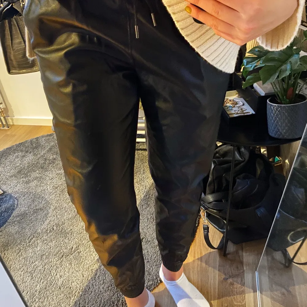 Supersnygga svarta byxor i läderimitation. Köpa på Zara och nästan aldrig använda, utan ser helt nya ut. . Jeans & Byxor.
