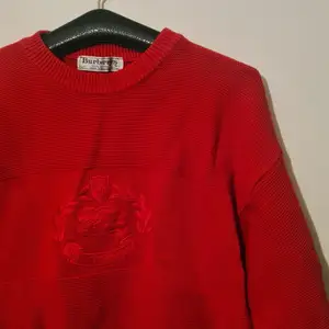 Superfin vintage stickad tröja från Burberry. Väldigt fint skick. Strl 42 men funkar lika bra som oversize.