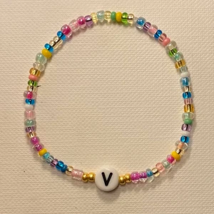 PHEOBE ARMBAND🌸 - Detta jättefina armband är en perfekt touch på en outfit för den lilla poppen av färg! Man kan välja vilken bokstav man vill ska vara på armbandet. Det blir totalt 55kr om man räknar med frakten💕