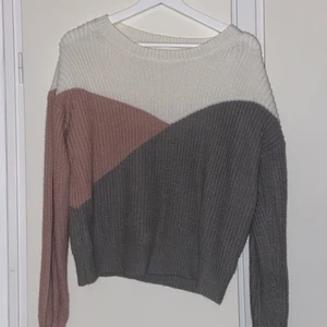 Stickad tröja storlek M  - Aldrig använd stickad tröja i storlek M 