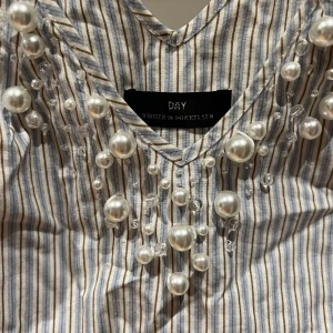 Birger et Mikkelsen linne - Birger et Mikkelsen linne med vita & genomskinliga pärlor krings urringning. Frakt priset baseras på vikten!