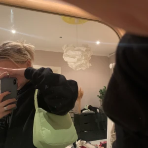 Grön baguette väska  - En jätte jätte fin grön väska som är från Gina trico och helt slut i lager, den är nästan oavänd, jag säljer den pga att den inte kommer till användning och måste samla pengar. Original priset är 249 men säljer den för 149. Kommentera och/eller skriv privat om ni är intresserade.❤️