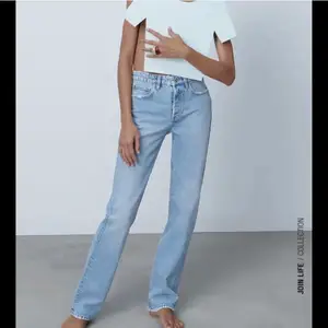 Säljer dessa populära zara jeans storlek 38.