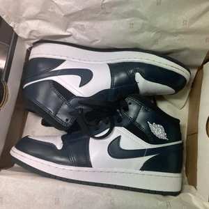 Jordan air mid 1 - Använda två gånger så i ny skick, säljer pgr av förstora, storlek 38,5
